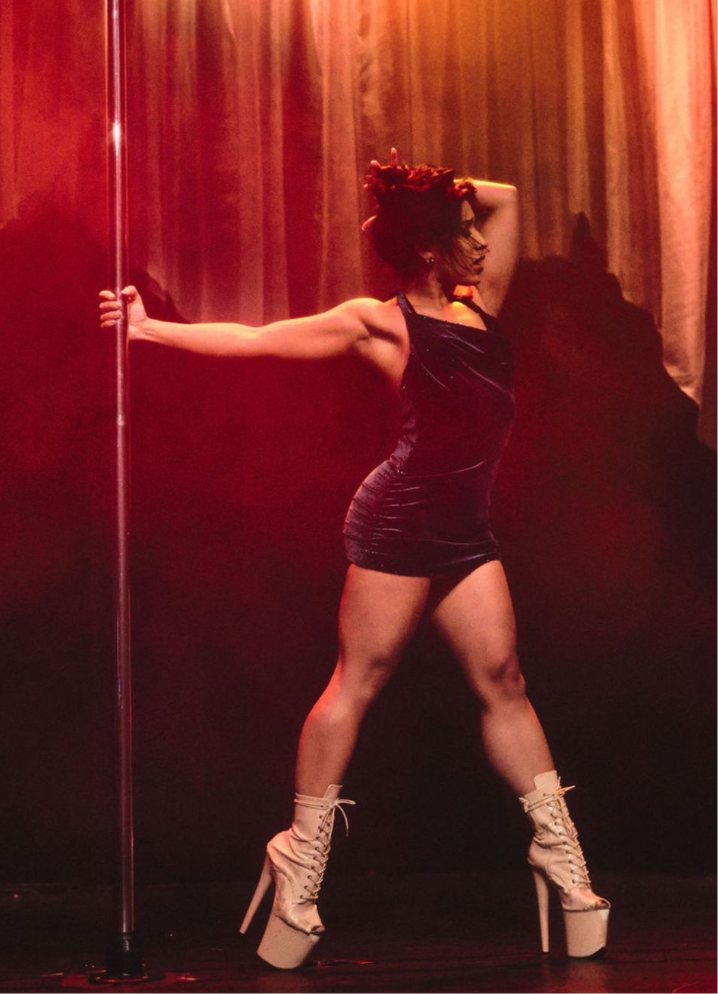 Pole Dancer Natália Leal em apresentação